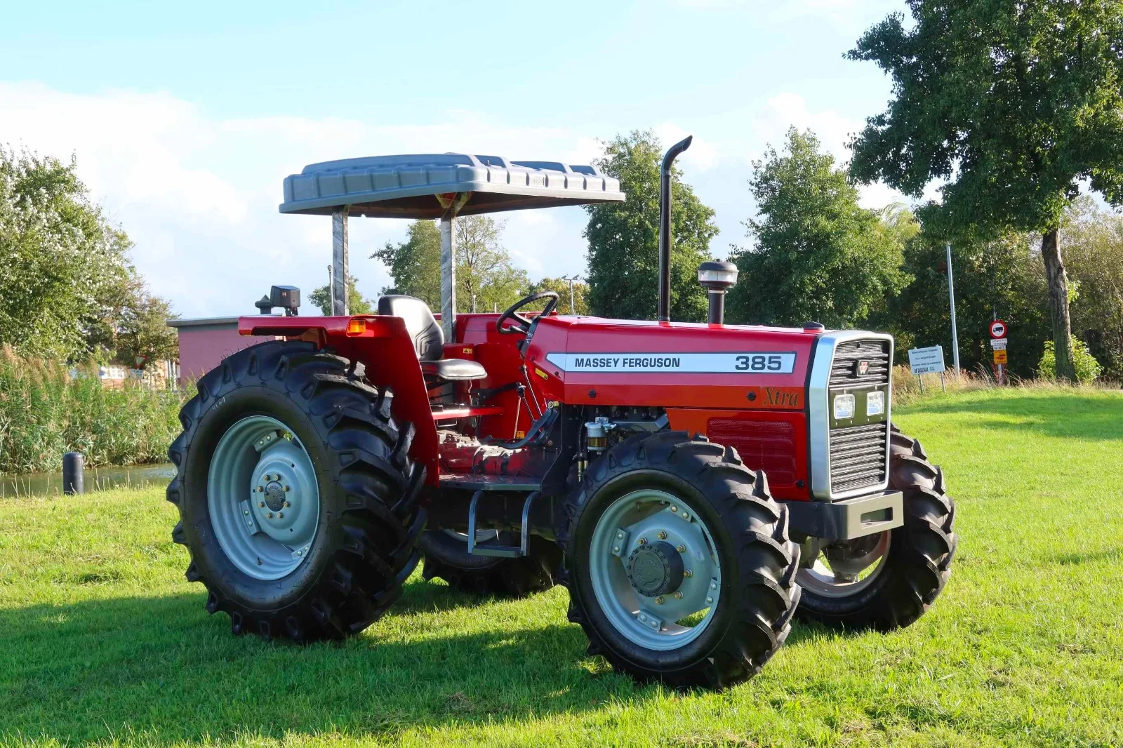 Massey-Ferguson-385-4WD-Tractor.webp